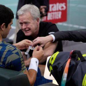 Paris Masters: Novak Djokovic cruises into semi-finals but Carlos Alcaraz is for ...
