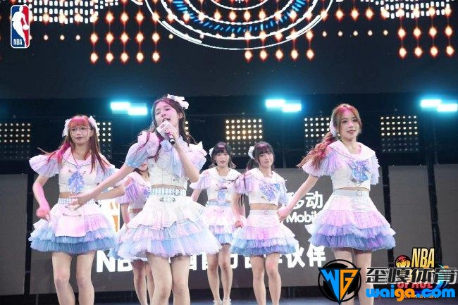 元气偶像女团 AKB48 Team SH在现场演唱