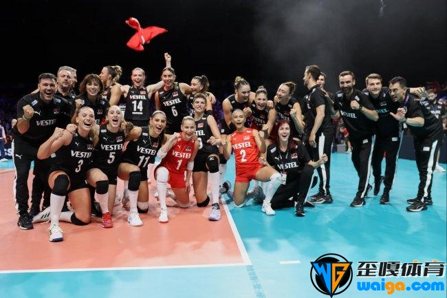 土耳其女排3-0淘汰波兰后合影